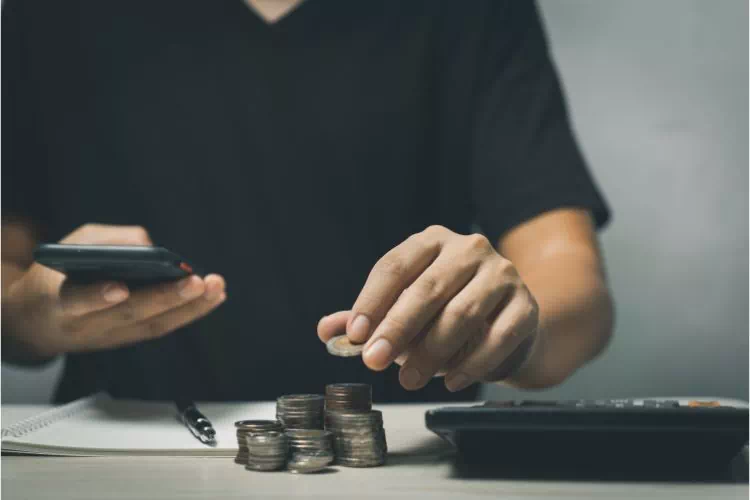 Personne faisant des calculs pour faire des économies