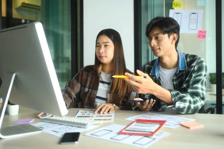 Étudiants en informatique travaillant sur un projet