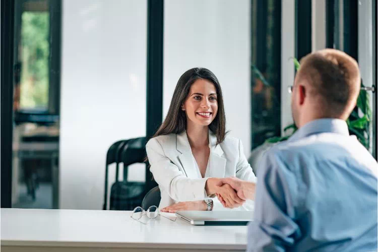Spécialiste RH accueillant un candidat pour un recrutement