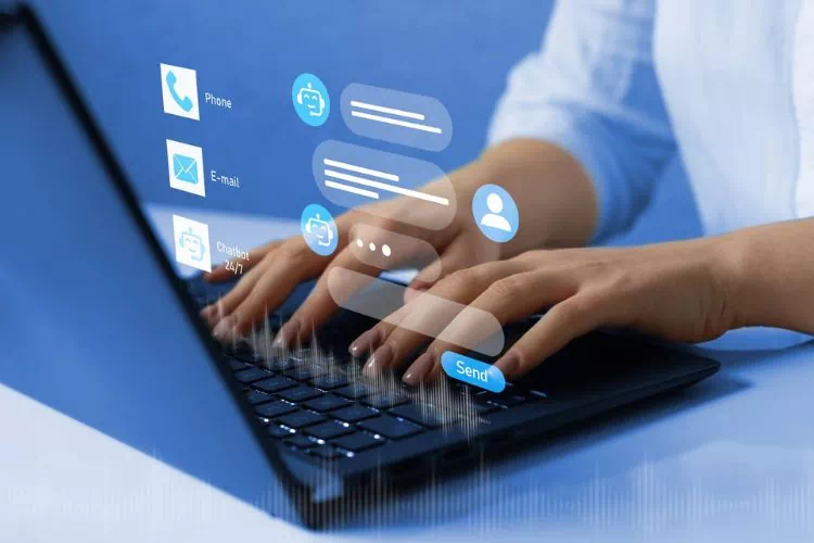 Femme d'un service client saisissant des informations sur un ordinateur