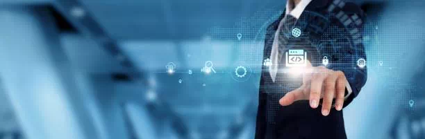 Homme gérant des serveurs