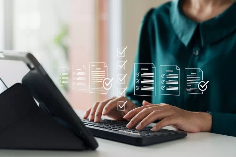 Collaborateur d'un service client travaillant sur son ordinateur