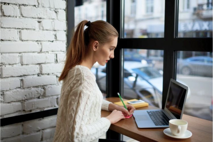 Linguiste en plein travail