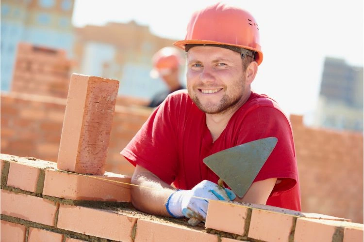 Maçon en train de faire un mur