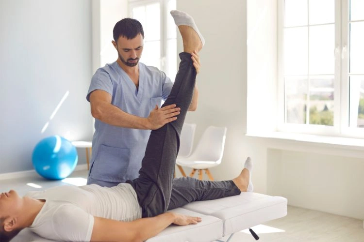 Médecin de sport en plein massage sur un patient
