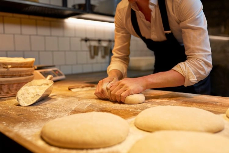 Boulanger en pleine fabrication de pains