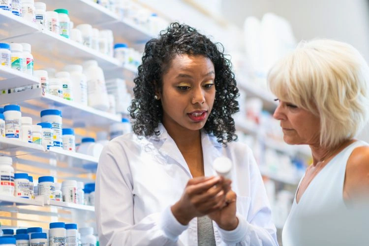 Pharmacienne avec son client