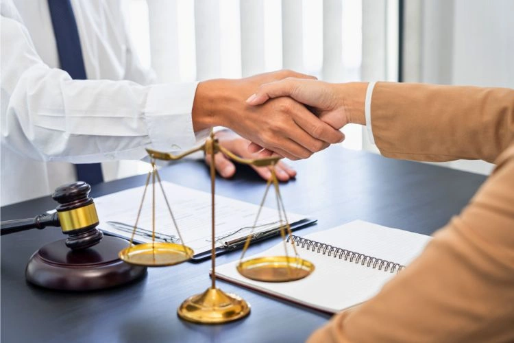 Juriste et son client se serrant la main