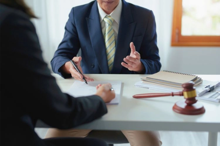 Bureau dans un tribunal de commerce