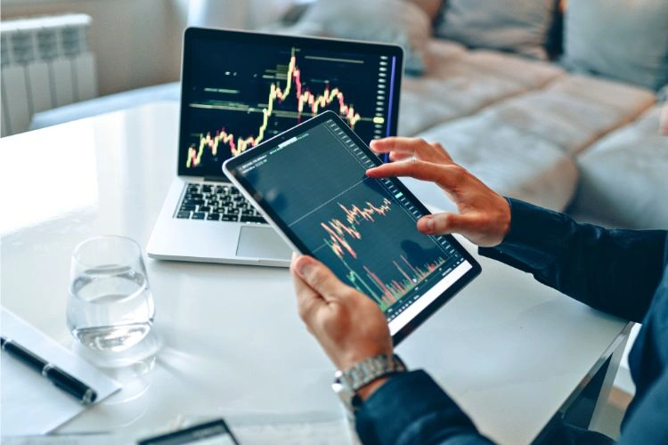 Trader en pleine analyse