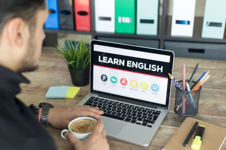 Collaborateur apprenant l'anglais en ligne