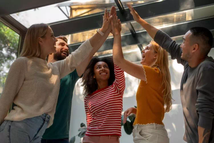 Collaborateurs se tapant dans les mains