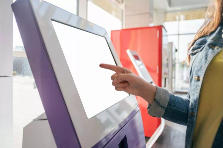 Écran numérique interactif dans un showroom