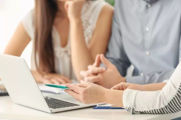 Jeune couple souscrivant un contrat de prévoyance