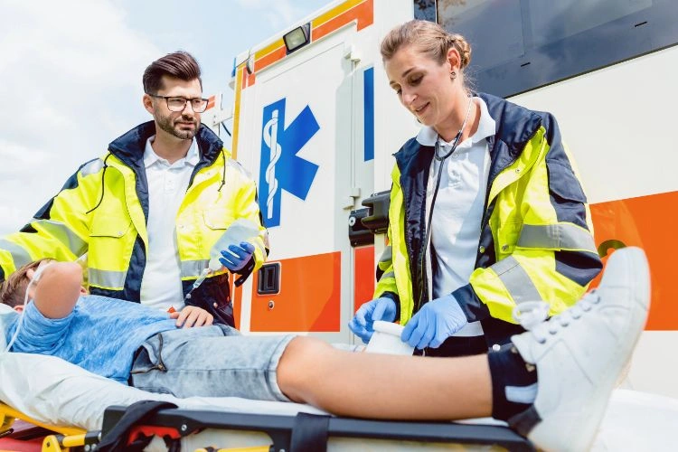 Médecin urgentiste en plein travail