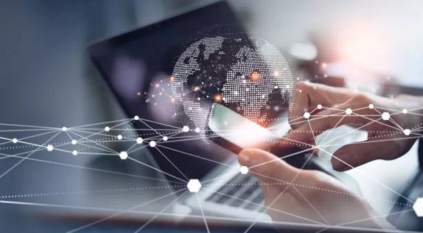 Personne accédant à internet sur son téléphone