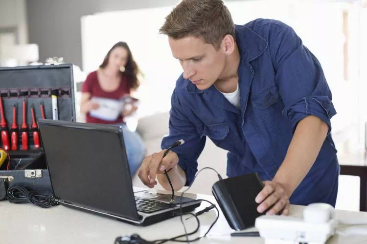 Technicien installant un réseau