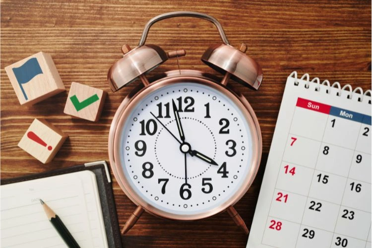 Horloge près d'un calendrier