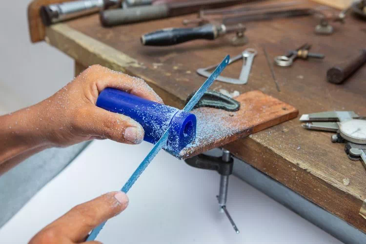 Bijoutier coupant de la cire à sculpter