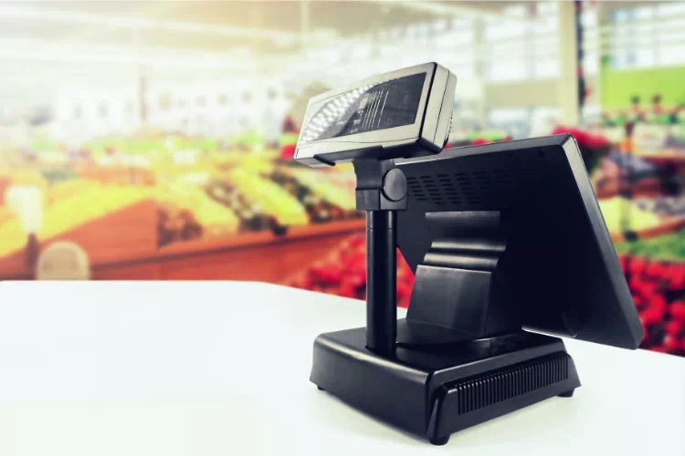 Caisse enregistreuse sur un bureau de magasin