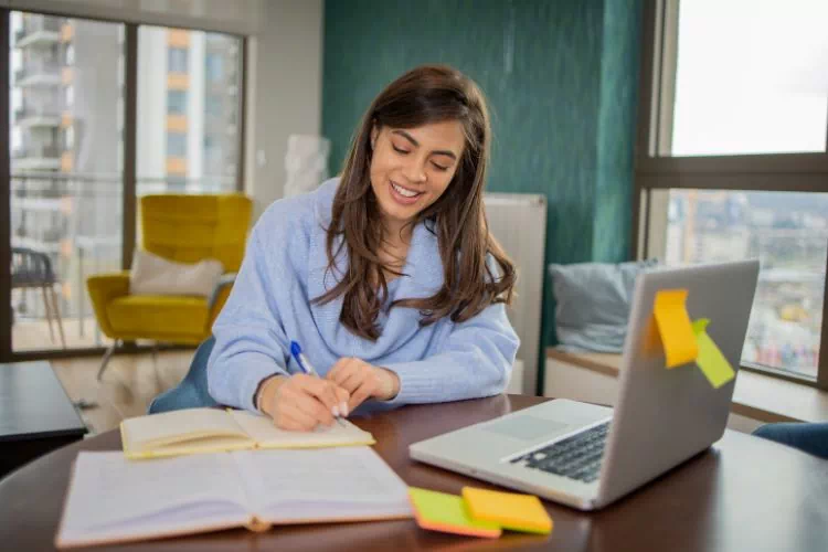 Collaborateur en télétravail suivant une formation mixte