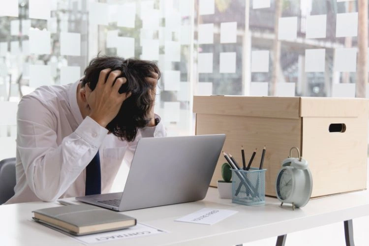 Personne triste dans son bureau