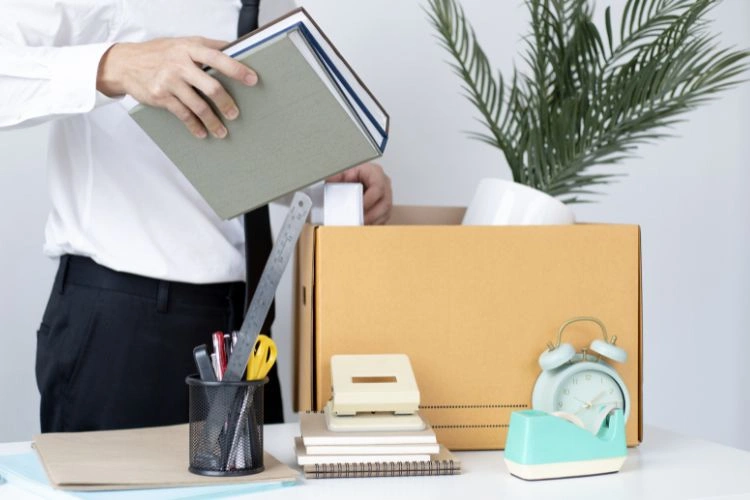 Homme faisant ses affaires