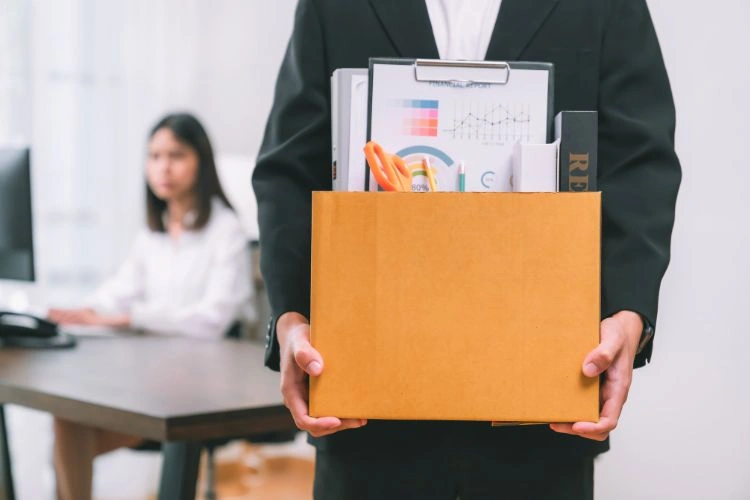 Homme démissionnant et quittant de son travail