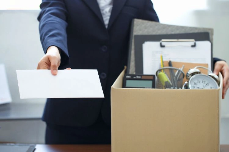 Personne remettant sa lettre de démission