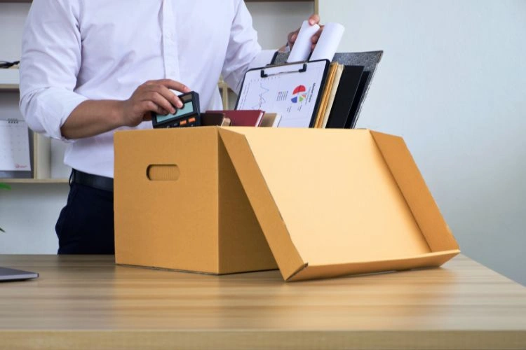 Personne en train de faire ses affaires suite à une démission