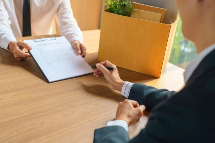 Personne en train de faire signer sa lettre de démission
