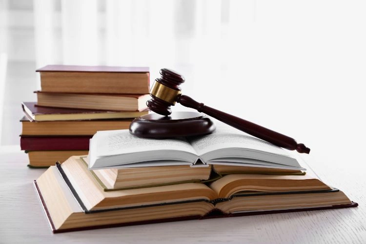 Maillet et livres de droit