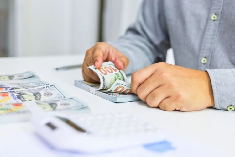 Personne en train de compter de l'argent