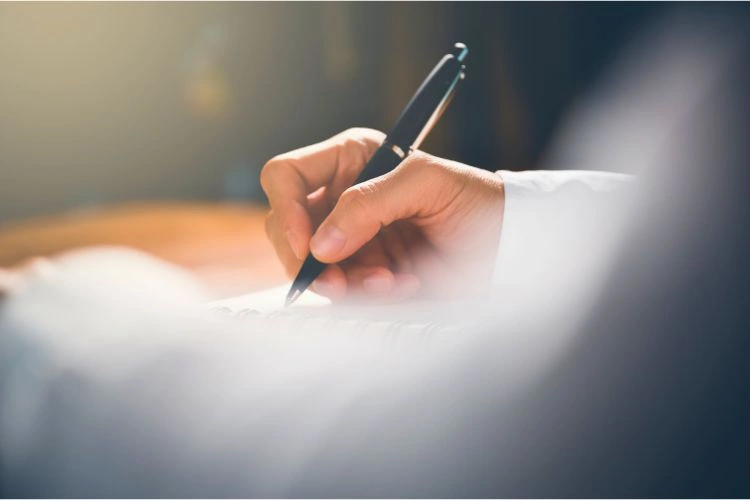 Personne écrivant une lettre de démission