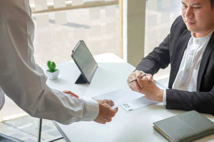 Personne remettant une lettre de démission à son employeur