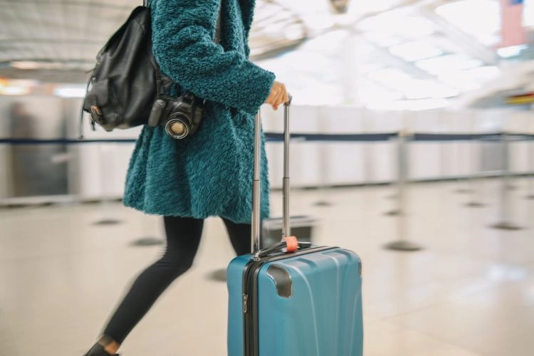 Femme partant en vacances