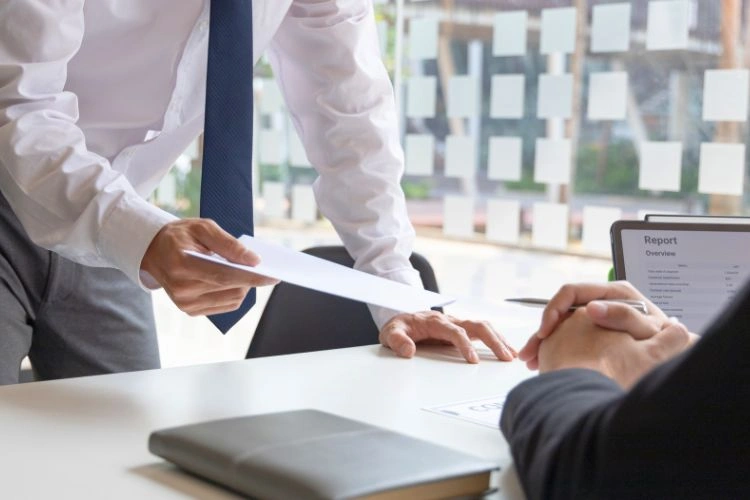 Homme remettant un préavis de licenciement