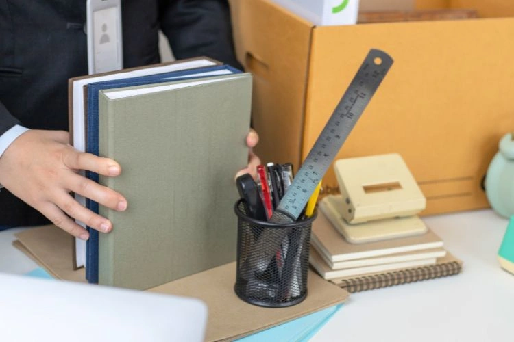 Personne emportant ses affaires