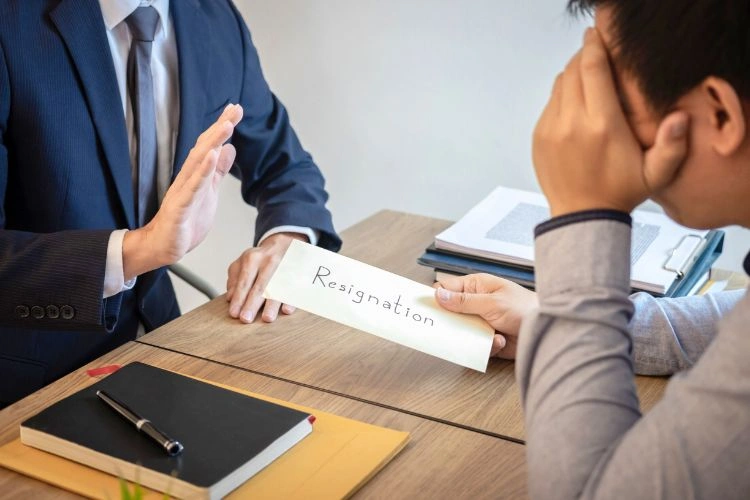Homme remettant une lettre à son patron
