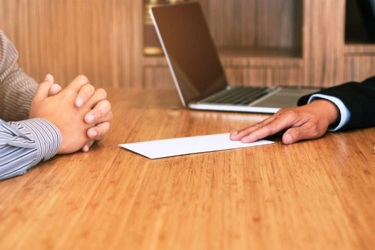 Homme remettant une lettre de démission à son patron
