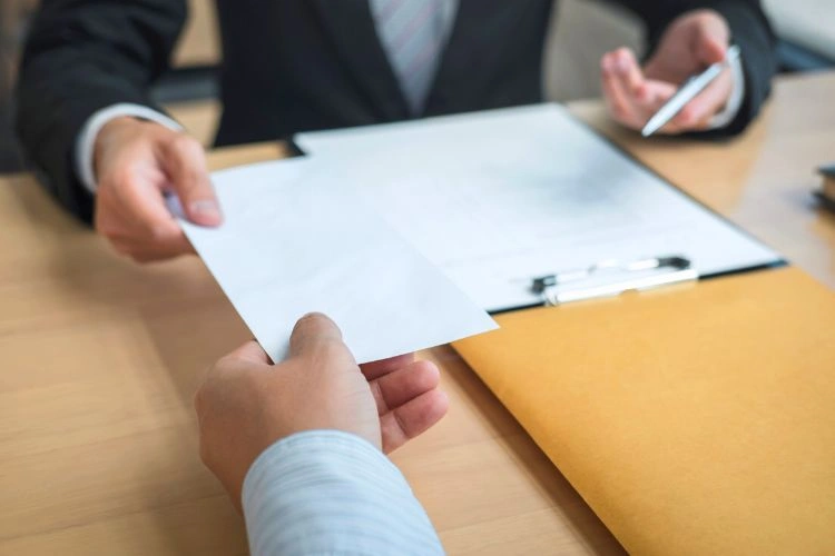 Homme remettant une lettre de démission