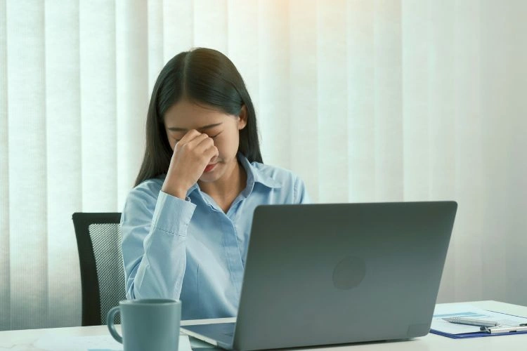 Femme stressée au boulot