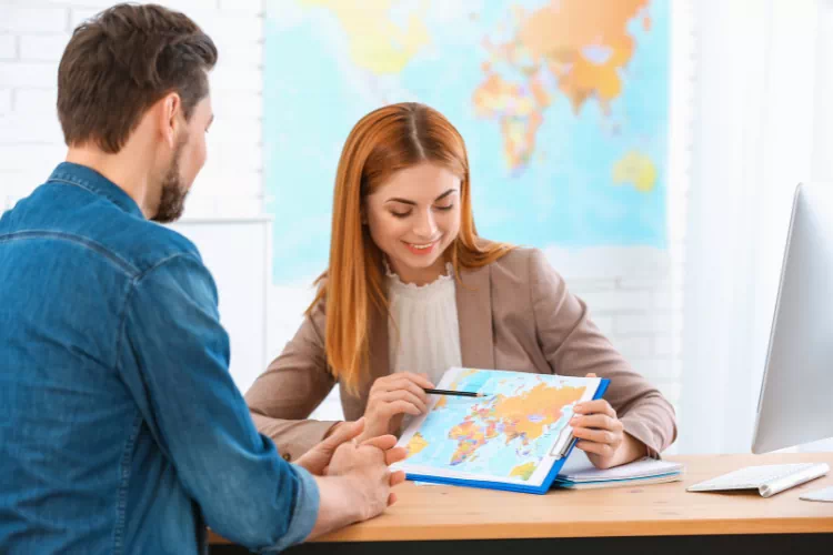Un client qui consulte la carte avec un agent de voyage