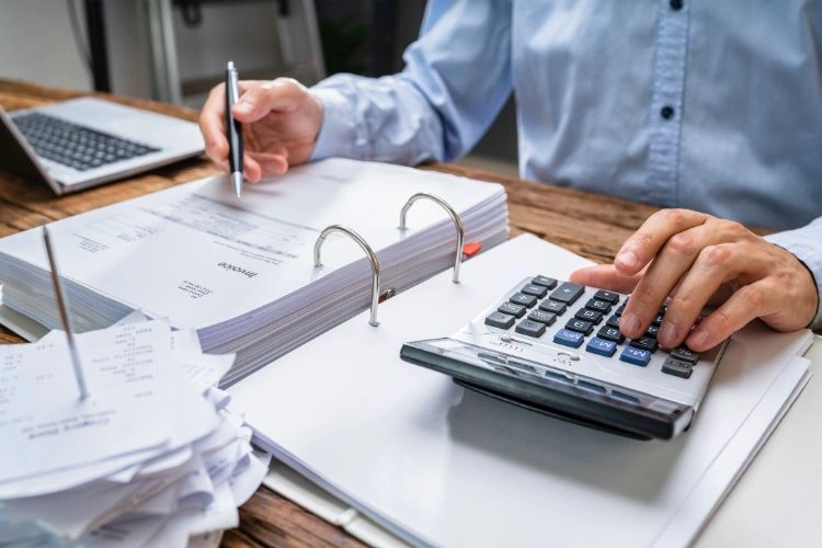 Personne en train de faire des calculs