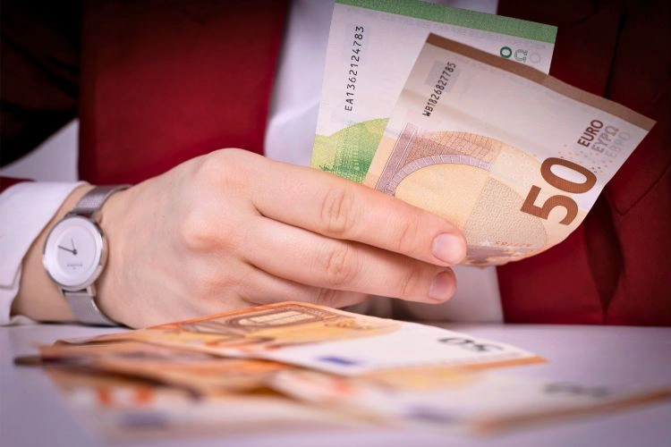 Personne en train de compter son argent