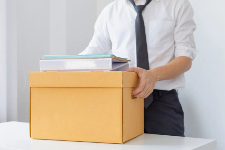 Personne en train de partir de son travail