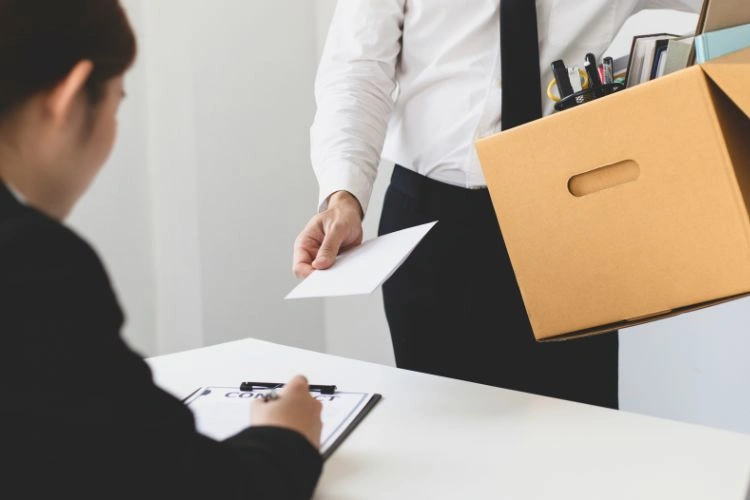 Homme remettant une lettre de démission