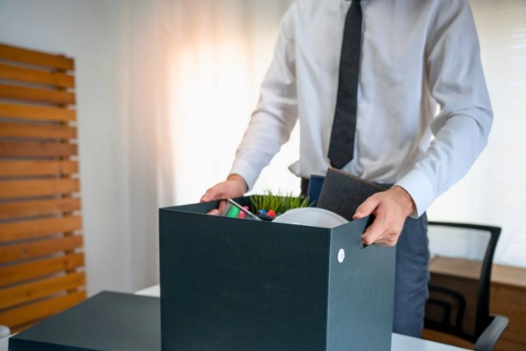 Homme qui quitte de son travail