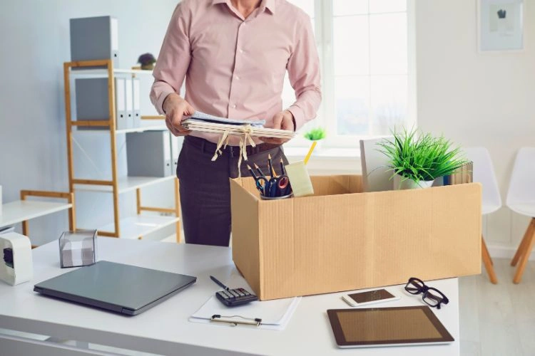 Homme faisant ses affaires