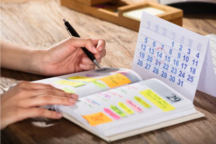 En train de mettre à jour son agenda